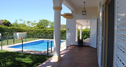 Luxuriöse 4 Schlafzimmer Villa mit privatem Pool und Garten