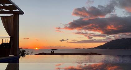 Superbe villa panoramique avec vue fantastique sur le coucher du soleil