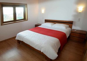 8 bedrooms, iron/ironing board, travel cot, free WiFi - Holiday Home for 17 persons with Barbecue and Private Pool (Codeçoso)