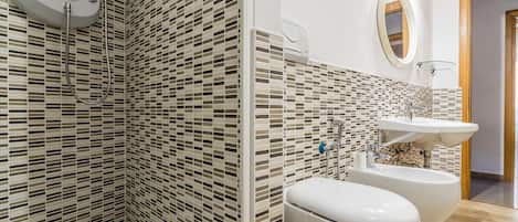 Douche, baignoire à jets, sèche-cheveux, bidet