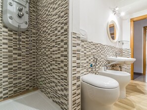 Dusche, Whirlpool, Haartrockner, Bidet