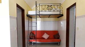 A room with a bunk bed, a red sofa, and a ladder. - House / Villa - Fuseta (Fuseta)