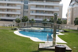 Utendørsbasseng og et oppvarmet basseng