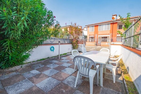 Outdoor dining - Four-room detached house with large internal spaces, 8 beds, barbecue, 350 meters from the beach (Lido delle Nazioni)