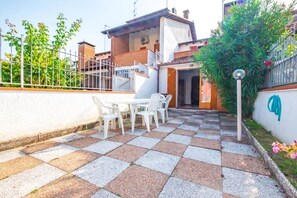 Outdoor dining - Four-room detached house with large internal spaces, 8 beds, barbecue, 350 meters from the beach (Lido delle Nazioni)