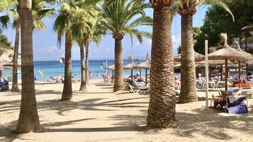 Beach nearby, sun-loungers, beach towels