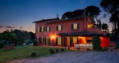 Charming Villa with private pool between Lucca and Florence