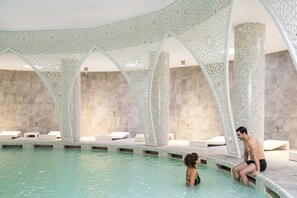 2 piscines couvertes, piscine extérieure, parasols de plage