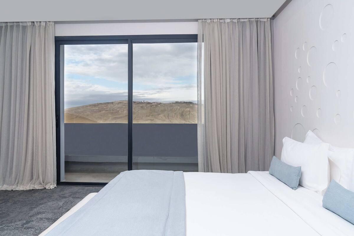 deluxe suite | minibar, in-room safe, desk, blackout curtains