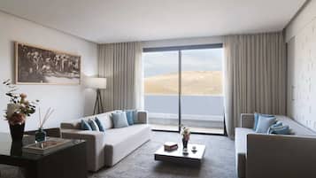 Suite Deluxe | Minibar, caja de seguridad en la habitación y escritorio
