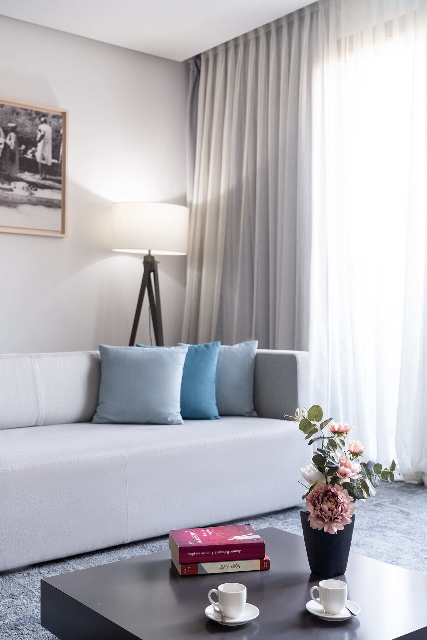 deluxe suite | minibar, in-room safe, desk, blackout curtains