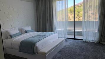 Habitación doble superior | Minibar, caja fuerte, escritorio y cortinas opacas