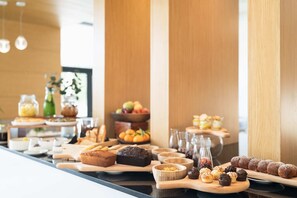 Petit déjeuner buffet (190 MAD par personne)