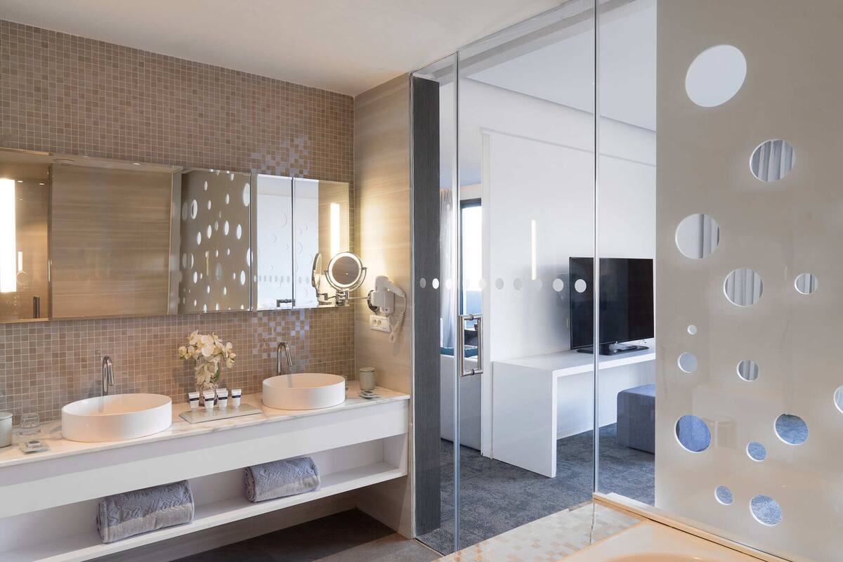 deluxe suite | minibar, in-room safe, desk, blackout curtains