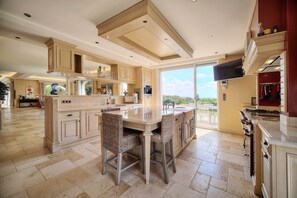 Fridge, microwave, oven, stovetop - PRESTIGE PROPERTY MOUGINS "HAVRE DE PAIX" HAMMAM SAUNA, Children's paradise. (Mougins)