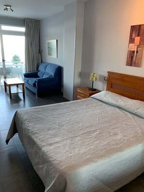 Een strijkplank/strijkijzer, gratis wifi, beddengoed