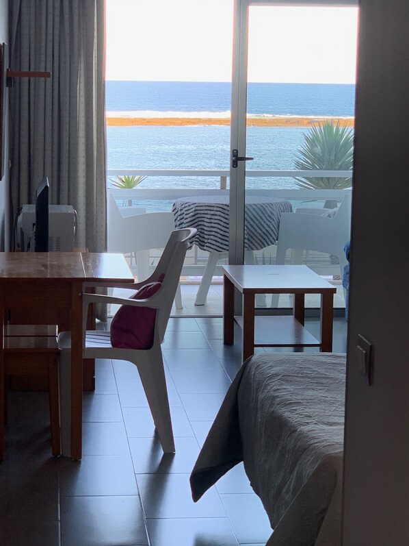 Tabla de planchar con plancha, wifi gratis y ropa de cama 