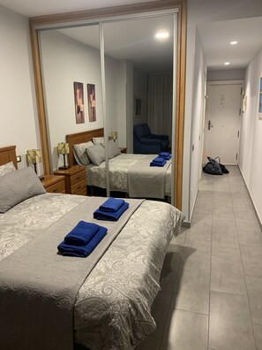 Tabla de planchar con plancha, wifi gratis y ropa de cama