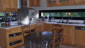 Kylskåp, mikrovågsugn, ugn och spishäll