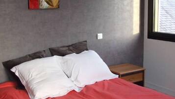 5 bedrooms, iron/ironing board, WiFi, bed sheets