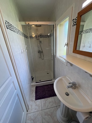 Bathtub, hair dryer - The longère de Mayrinhac with its private swimming pool (Vailhourles)