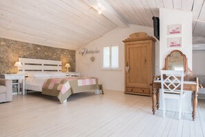 2 habitaciones, escritorio, tabla de planchar con plancha y wifi