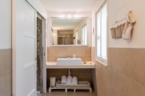 Ducha, secador de pelo, bidet, toallas