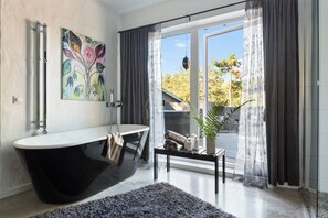 Shower, jetted bath, hair dryer, towels