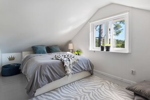 3 bedrooms, desk, iron/ironing board, free WiFi