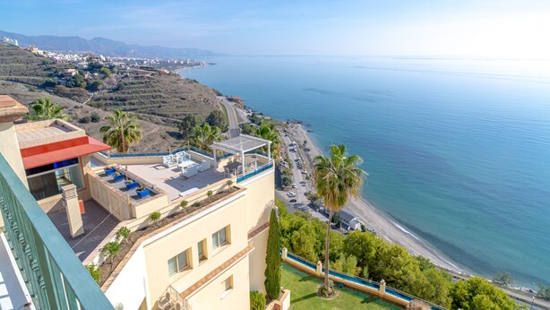 A coastal hotel with a rooftop terrace, a pool, and a view of the beach and sea. - Tamango Hill Alcazaba B by Casasol (Torrox)