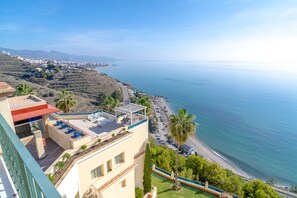 A coastal hotel with a rooftop terrace, a pool, and a view of the beach and sea. - Tamango Hill Alcazaba B by Casasol (Torrox)