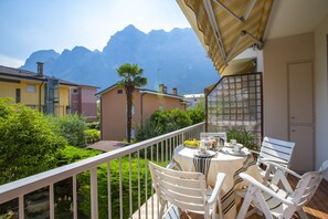 Outdoor dining - Appartamento Emma, Riva del Garda, Italy (Riva del Garda)