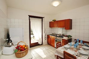 Frigorifero, microonde, forno, piano cottura