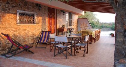 Villa immersed in the Mediterranean maquis 1 km from the sea,