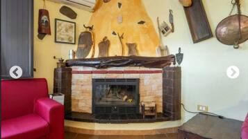 TV, caminetto, libri, impianto stereo