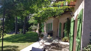 Outdoor dining - PEACEFUL VILLA UNDER THE PINS, SWIMMING POOL enclosed grounds 5500m2 (Vidauban)