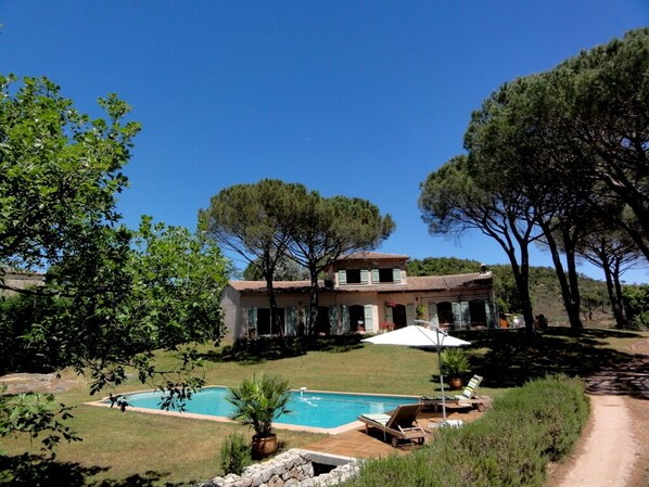 Outdoor pool - PEACEFUL VILLA UNDER THE PINS, SWIMMING POOL enclosed grounds 5500m2 (Vidauban)
