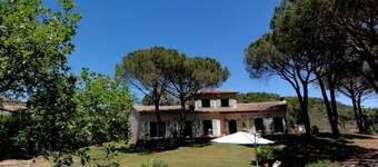 PEACEFUL VILLA UNDER THE PINS, SWIMMING POOL enclosed grounds 5500m2