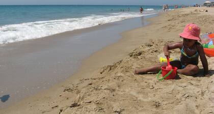 Villa Habana La Genuina | Family Villa with Private Pool near Sitges & Barcelona