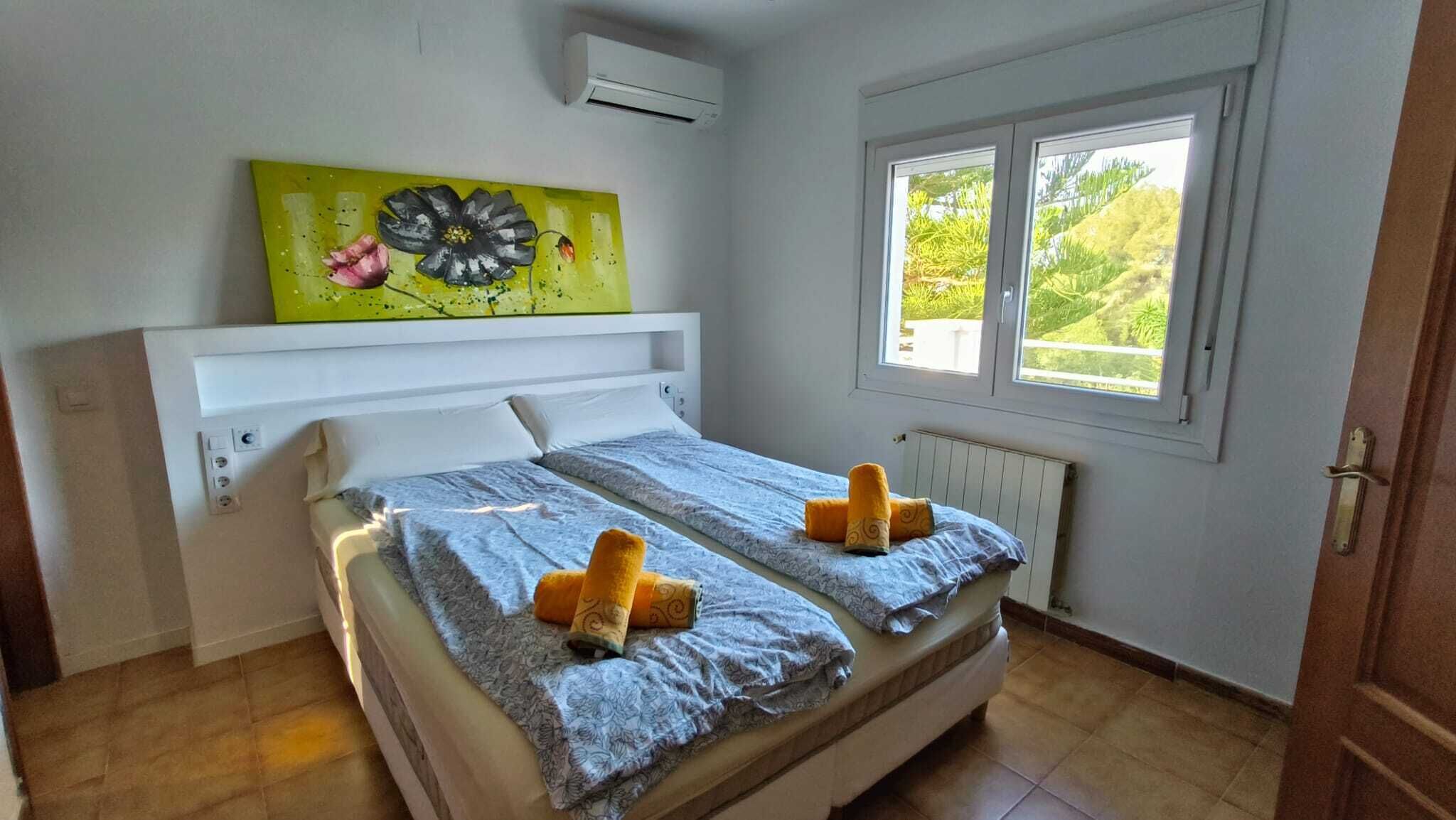 4 bedrooms, desk, iron/ironing board, travel crib