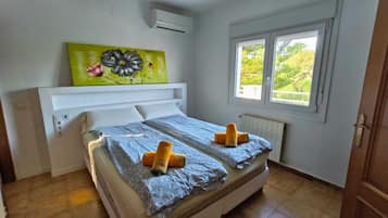 4 bedrooms, desk, iron/ironing board, travel crib