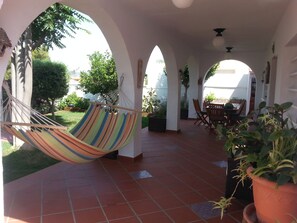 Outdoor dining - Villa Habana: Genuine Villa with a private pool and an outstanding garden   (El Vendrell)