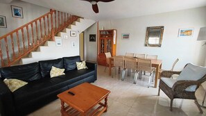 Smart TV, lareira, mesa de pingue-pongue