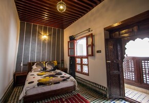 Muebles diferentes, wifi gratis y ropa de cama 