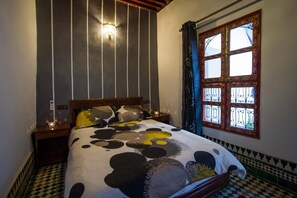 Individualmente mobiliados, Wi-Fi de cortesia, roupa de cama