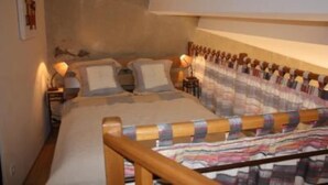 A bedroom with a bed, bedside tables, and a headboard. - Apartment/ flat - COLLIOURE (Collioure)