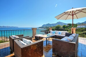 Terrace/patio - Seafront villa with stunning views and direct access to the beach (Mal Pas (Alcúdia))