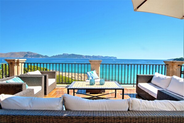 Property grounds - Seafront villa with stunning views and direct access to the beach (Mal Pas (Alcúdia))