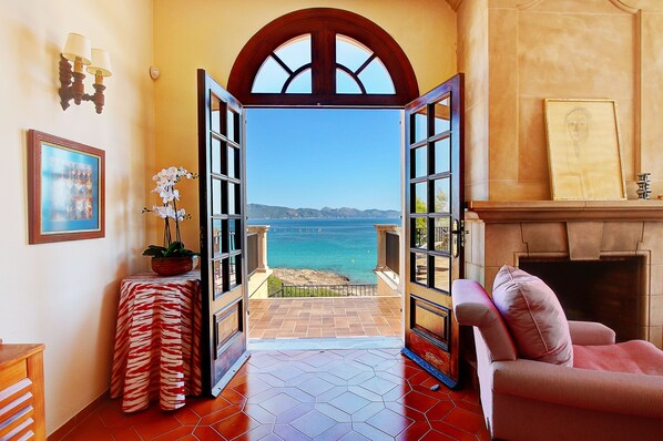 المنشأة من الداخل