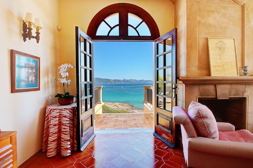 Seafront villa with stunning views and direct access to the beach